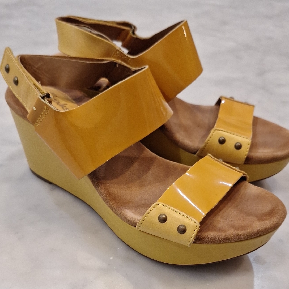 Clarks Artisan Gold Yellow Wedge Retro Vibe Leather Heel Sandals Artsy Sz 8M